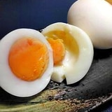 殻付きのまま塩味ゆで卵